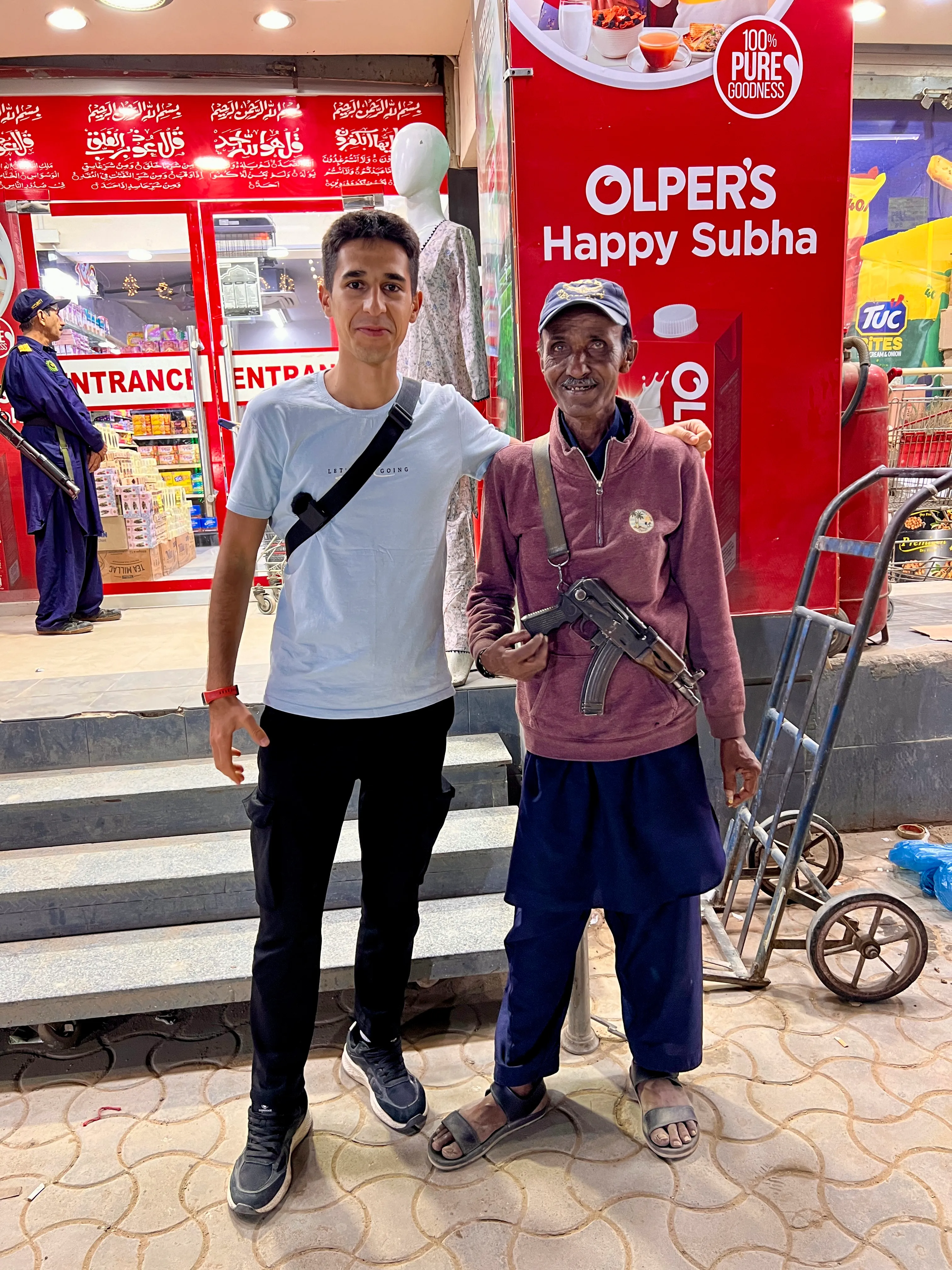 Pakistan Karaçi'de market önünde karşılaştığım adam 